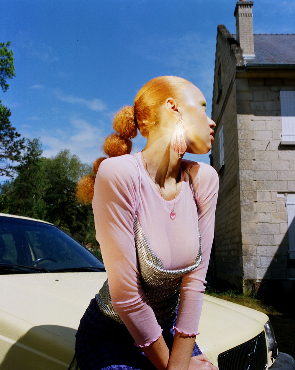 girl sitted on a car