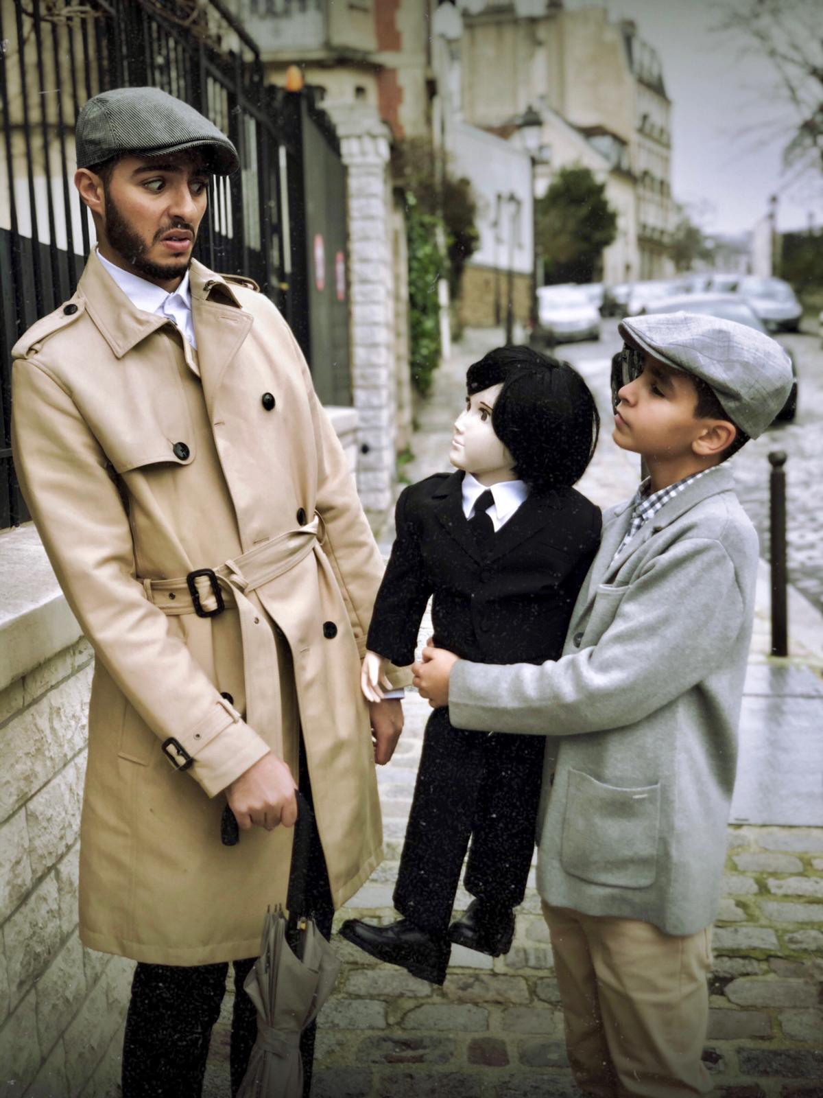 Homme effrayé par un enfant ventriloque