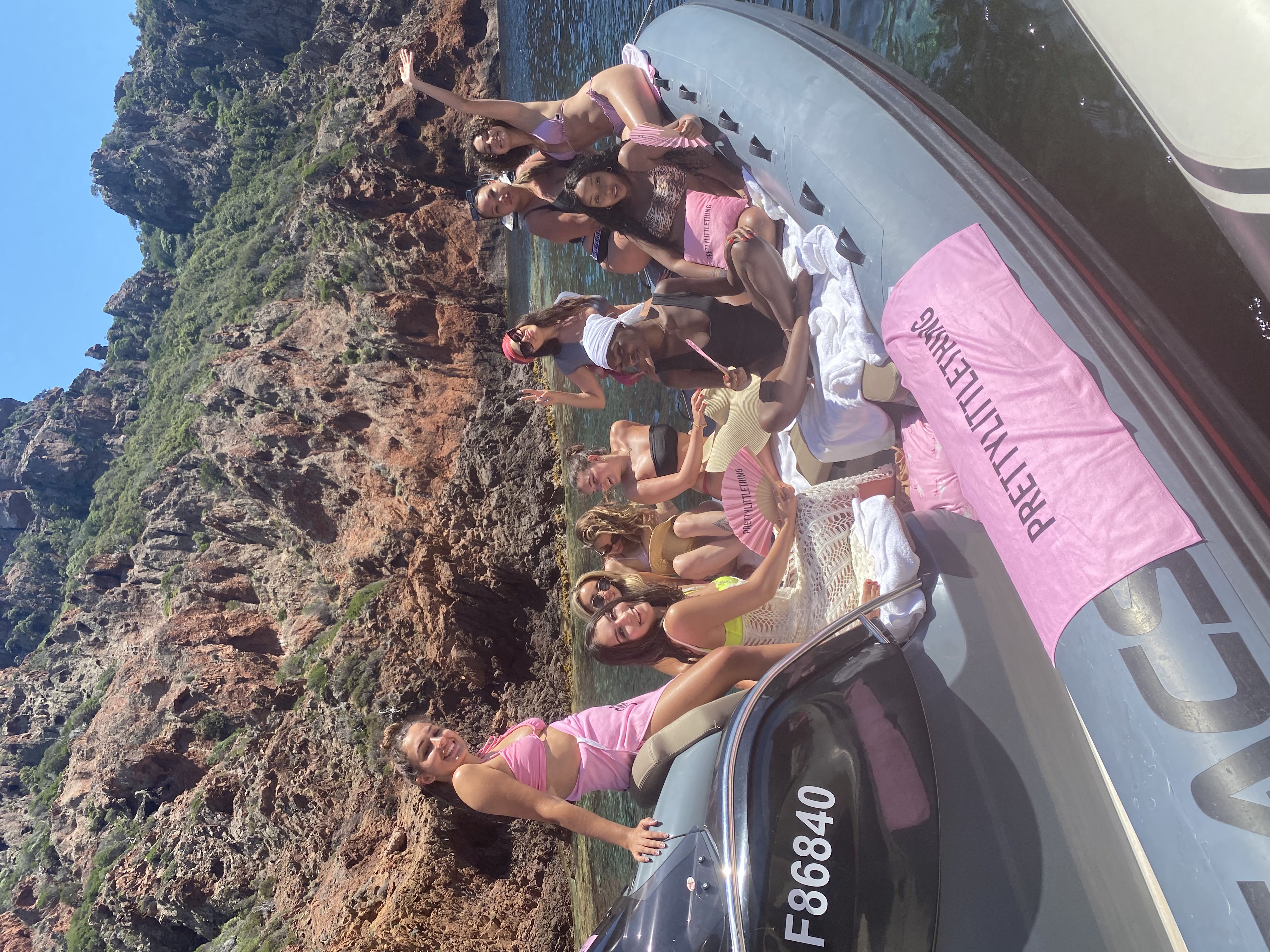 Un groupe de filles sur un bateau